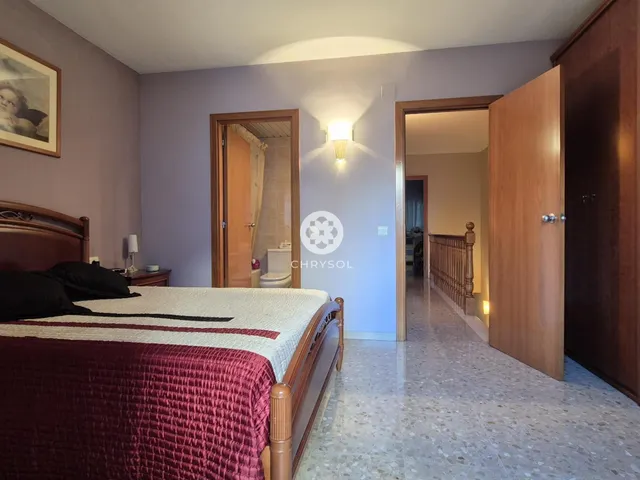 Dúplex con encanto de casa independiente, 4 dormitorios y terraza de 20 m2. — 15