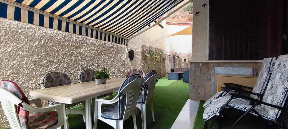 ¡Espacio para todos! Gran planta baja con porche y parking