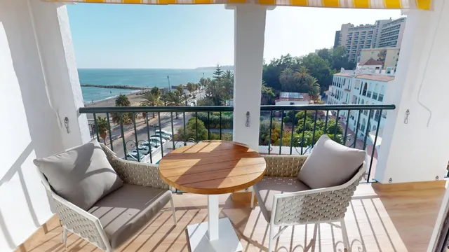 Piso en alquiler de temporada de tres dormitorios en primera línea de playa. — 10