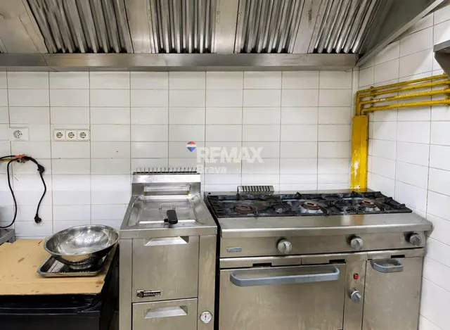 Oportunidad Única: Local comercial. Rostisseria equipada en Venta en Flaçà, Girona. A un paso de la Estación de Tren. — 11