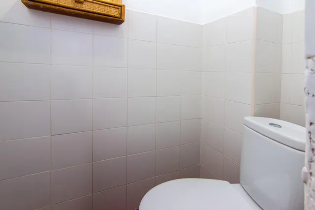 Por debajo de la Plaza Trinidad, a un paso de Facultad de Traductores, Derecho, Escuela de Arte y Oficios. Actualmente 6 estancias(incluido el salón). un cuarto de baño, un aseo, cocina. Techos Alto — 28