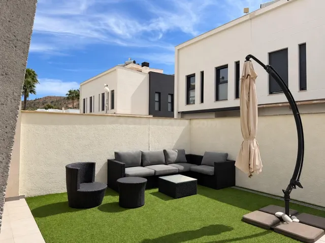 Moderno chalet adosado de 315m2 con gran garaje y piscina comunitaria — 2