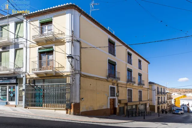 Espectacular edificio a 3 calles con vivienda y locales comerciales en pleno centro de Alhama de Gr — 4