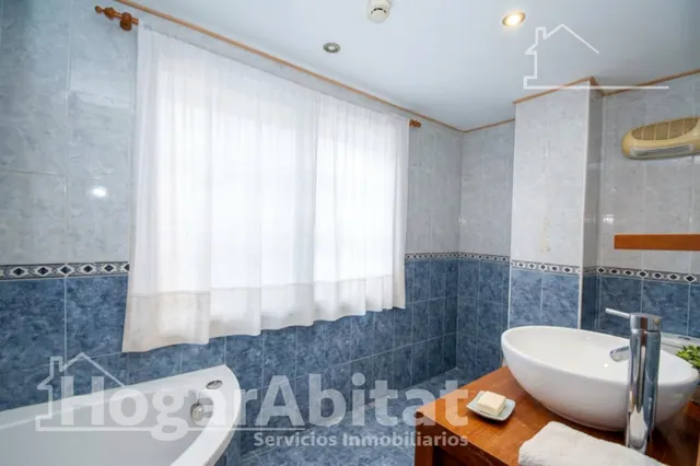Luz natural y amplitud en este piso esquinero con dos balcones, ascensor y trastero a 100 metros de la playa — 31
