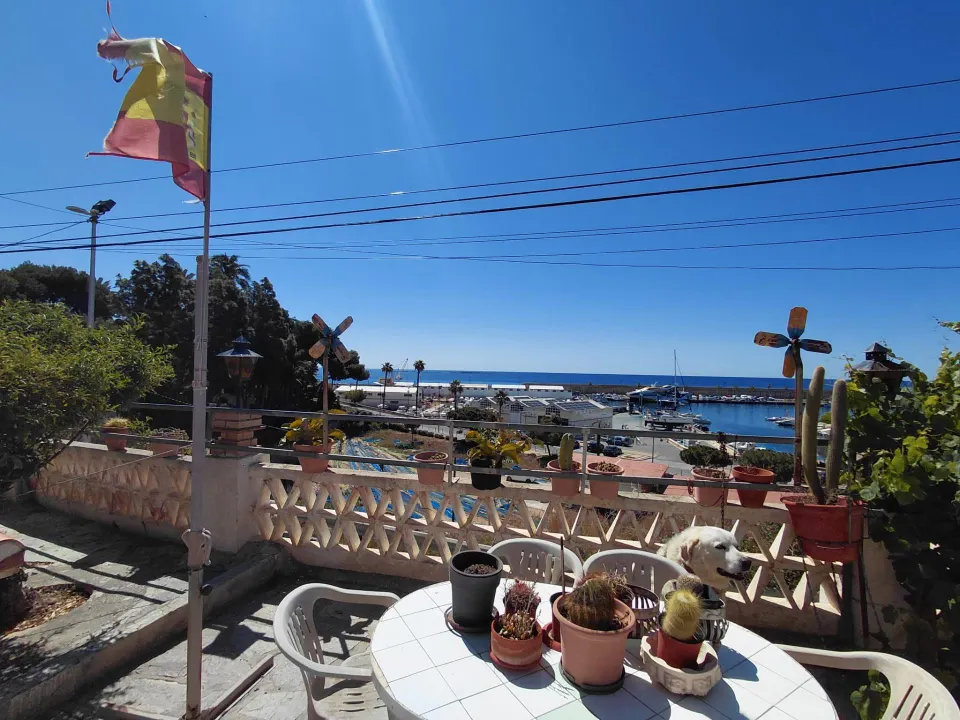 CASA en PARCELA DE 1.570 m2, OPORTUNIDAD ÚNICA FRENTE AL PUERTO DE LA VILLAJOYOSA
