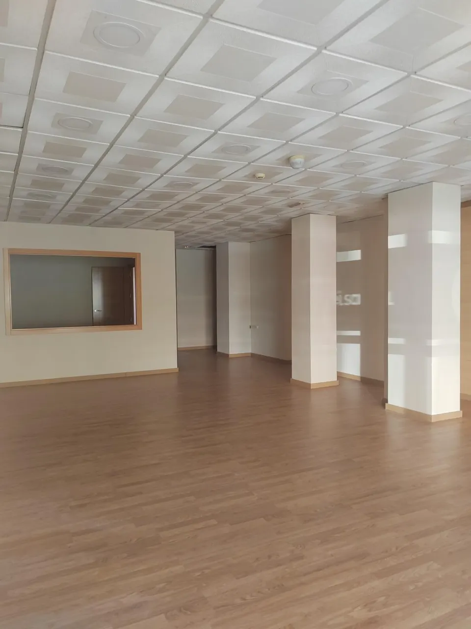 Amplio Local Comercial Reformado en Gran Eje de Jaén - Ideal para Tu Negocio