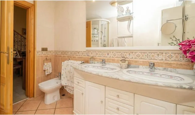 ¡Tu nuevo hogar en San Agustín! Encantadora casa distribuida en 2 plantas, lista para entrar a vivir. Precio: 295.000€ — 7