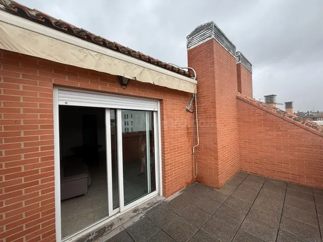 ÁTICO DÚPLEX CON TERRAZA, GARAJE Y ASCENSOR EN EL CENTRO DE  - foto 4