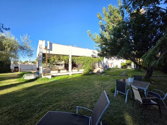 Se vende villa próxima al término municipal de Benicàssim, muy cerca de la playa. La casa está sobre una parcela de 1.889 m2, de la cual saldrían 3 parcelas de 629 m2 en caso de querer dividir el — 13