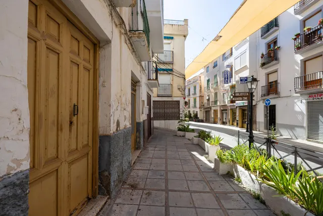 Casa para reformar en el centro de Lanjarón con gran potencial de inversión — 6