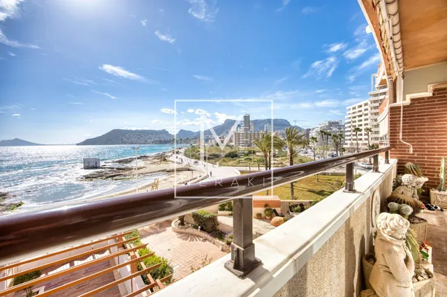 ESPECTACULAR PISO EN PRIMERA LÍNEA EN CALPE - foto 2
