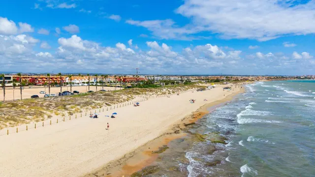 se vende una villa de 3 dormitorios y 3 baños en distancia de 250 metros hasta la playa Huguiericas en la Torre de la Horadada — 6