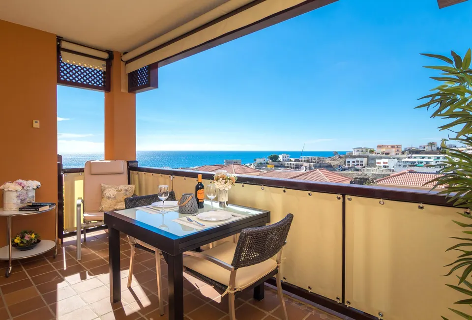 Atractivo apartamento de 2 dormitorios con amplia terraza en monte carrera. impresionantes vistas al mar. trastero y plaza de garaje. piscina comunitaria climatizada.