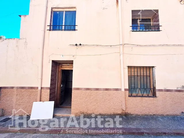 AMPLIA CASA CON 2 TERRAZAS PARA REFORMAR EN EL CENTRO — 42