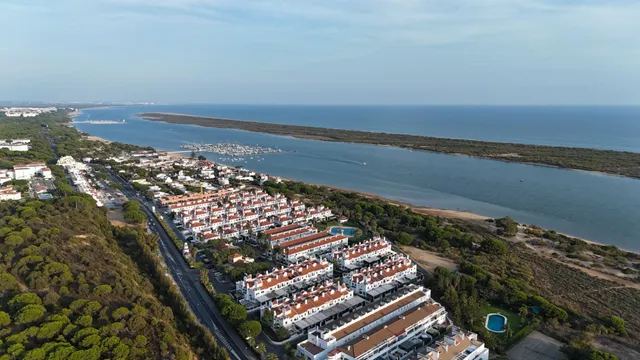 Chalet independiente de esquina con piscina y terraza con vistas al mar en El Rompido Cartaya, Huelva. — 41
