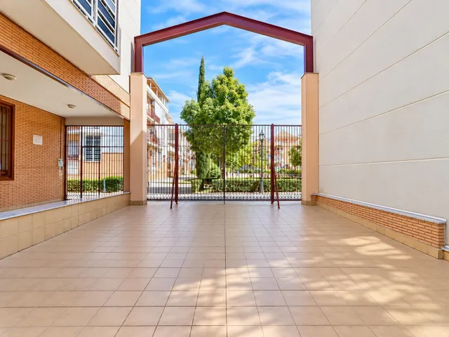 Bonito piso exterior y luminoso de dos dormitorios, baños y aseo en Albolote junto al metro y con plaza de garaje — 33