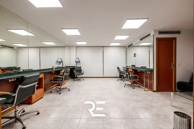 VENTA EN EXCLUSIVA DE OFICINA CON PELUQUERIA EN FUNCIONAMIEN - foto 3
