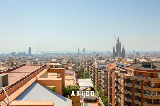 Atico con una terraza espectacular y vistas unicas sobre Barcelona — 3