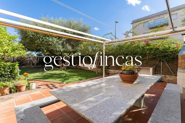 Espectacular bajo con gran jardín privado, piscina y parking a 5 minutos del mar — 28