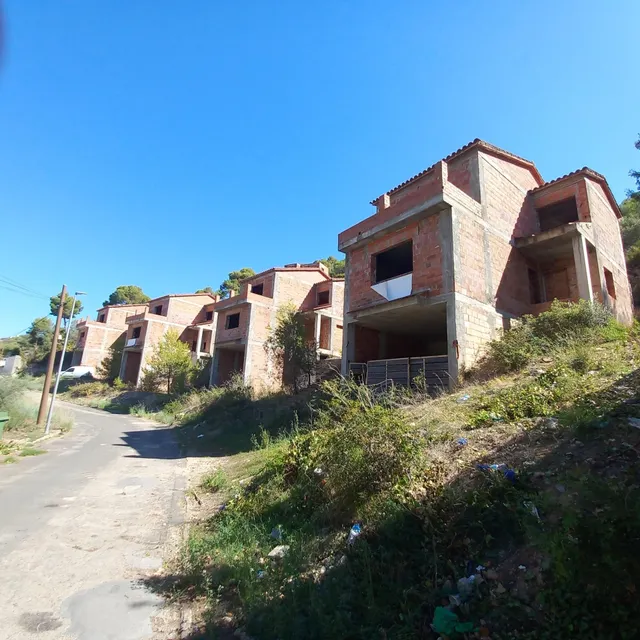 Cuatro casas en contrucción. — 15