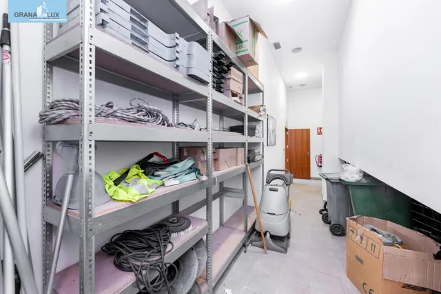 LOCAL COMERCIAL JUNTO AL CAMPUS DE LA SALUD — 25