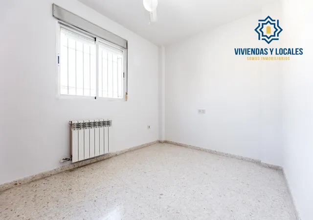 Vive en el corazón de Armilla: 4 dormitorios, patio, terraza y garaje — 11