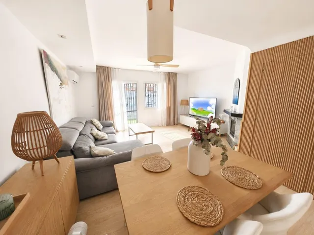 Villa en Urbanización Lindazol, Marbella — amplia parcela, l