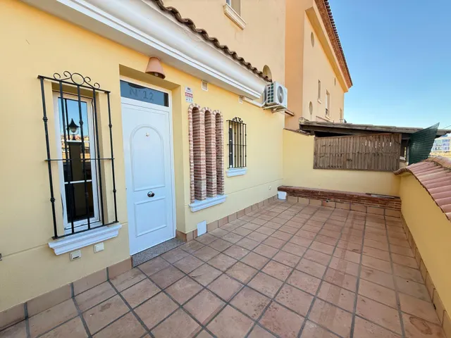 Bungalow con jardín privado, garaje y piscina comunitaria en Santa Pola — 10