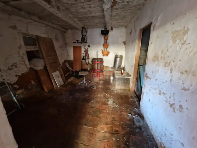 SE VENDE CASA EN VILLACALBIEL, 2 PLANTAS, PATIO 60 M2, CALEFACCIÓN, NECESITA REFORMAS — 17