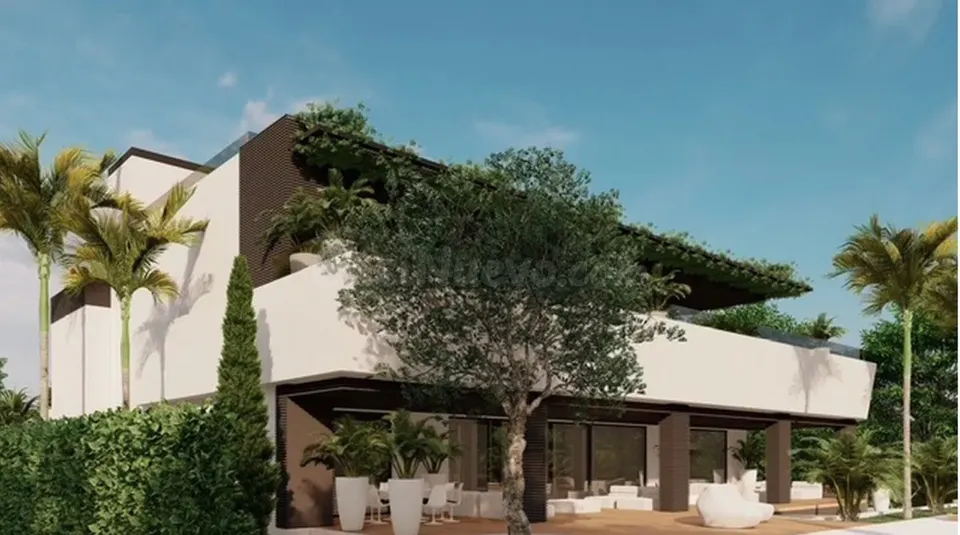 Terreno con licencia para villa frente al mar en Marbella Este