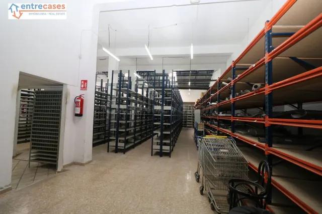 LOCAL COMERCIAL MUY ESPACIOSO PUERTA ACCESO CAMIONES — 5