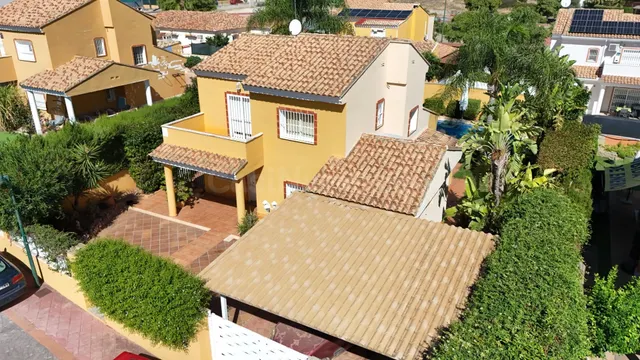 CHALET EN UNA DE LAS MEJORES URBANIZACIONES DE LLIRIA — 2