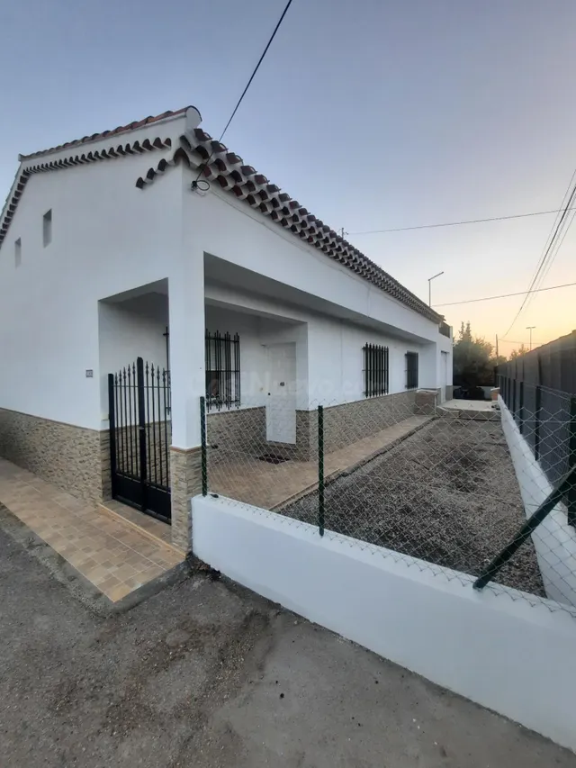 CASA DE CAMPO CON HUERTA DE FRUTALES JUNTO AL CASCO URBANO D