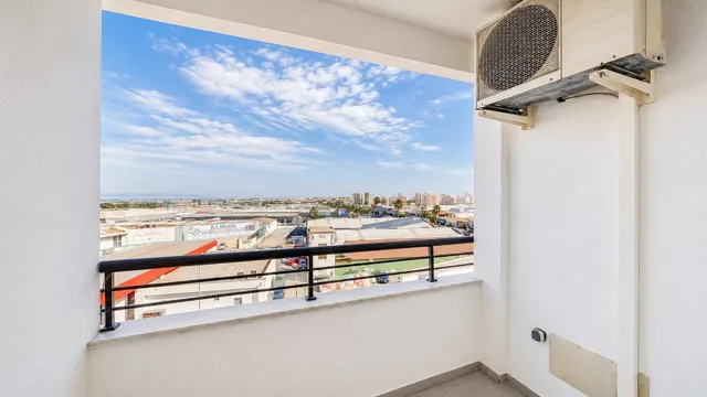 GRAN APARTAMENTO EN TORREVIEJA: 2 HAB, 1 BAÑO — 2