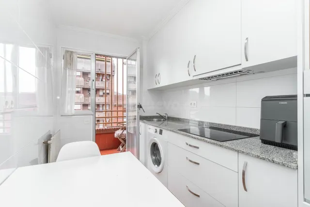 Amplio piso de tres habitaciones y dos baños en Avenida Torr - foto 4