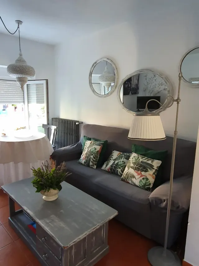 SE VENDE CASA EN EL CENTRO . 2 PLANTAS, 4 HAB., SALÓN, COCINA, GALERÍA, BAÑO.  AMPLIO PATIO — 2