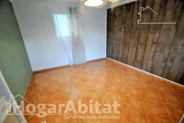 ¡Magnífico chalet! Amplio y lleno de luz, con piscina, terraza, garaje y parcela — 30