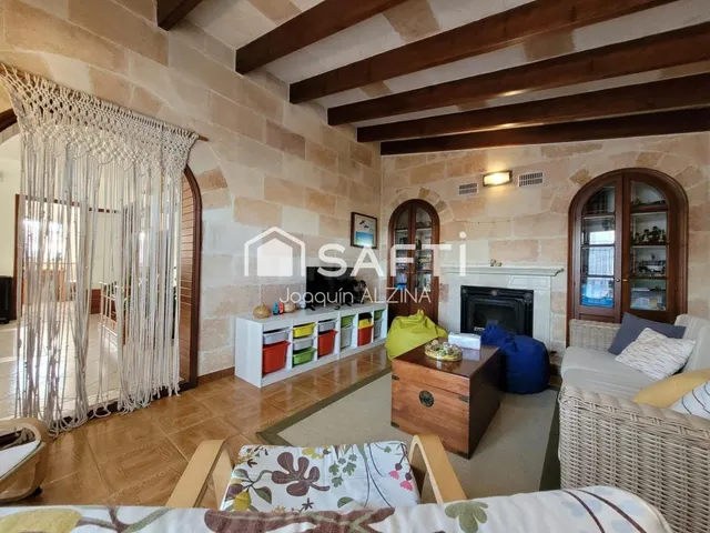Chalet con piscina y garaje en Cala Blanca