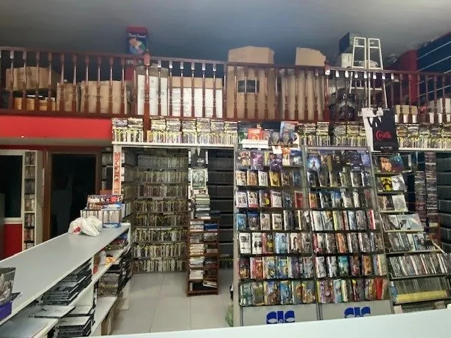 LOCAL EN VENTA CON MUY BUENA UBICACIÓN — 8