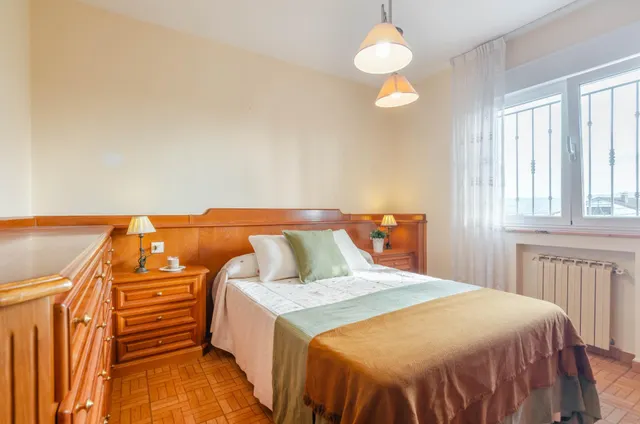 Casa con finca, seis dormitorios y amplio garaje a tres minutos del centro de noreña — 9