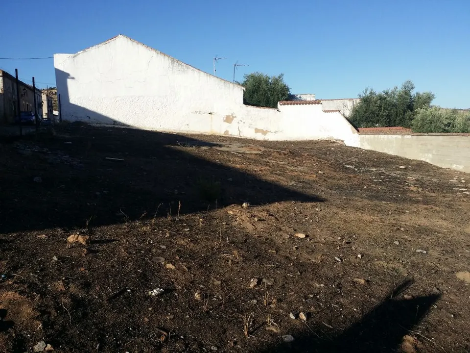 SOLAR MUY GRANDE EN LA ZONA DE PEÑARROYA