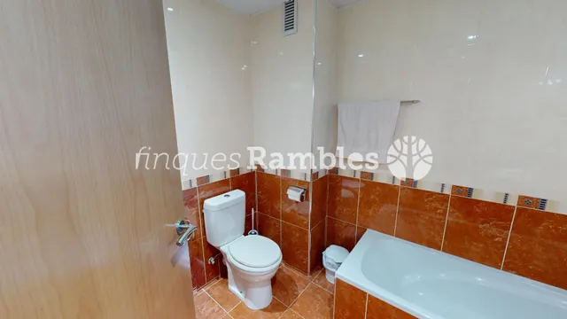 Amplio piso de 4 habitaciones en el centro de Vilanova del Camí — 13