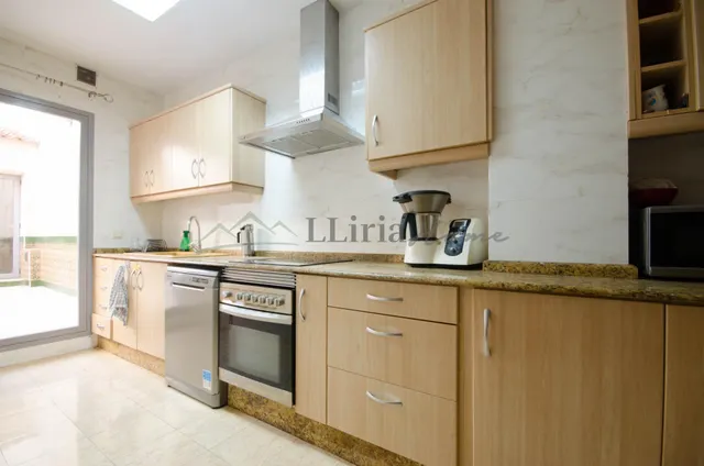 Ref. 04409. Casa de pueblo adosada con amplio patio, terraza y garaje en Vilamarxant. — 12