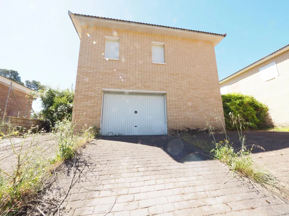 SE VENDE CASA EN LA TORRE DE CLARAMUNT, ZONA LES PINEDES DE L'ARMENGOL