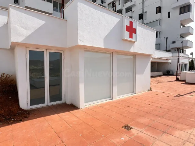 Local comercial con terraza y vistas al puerto deportivo de 