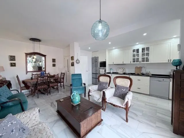 Piso reformado de 3 dormitorios, 2 baños y amplia terraza en - foto 2