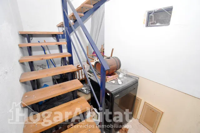 ¡OPORTUNIDAD DE INVERSIÓN! CASA CON BALCÓN Y PATIO EN EL CENTRO — 50