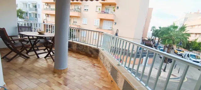 Piso luminoso junto a la playa con terraza y vistas parciales al mar en la gruta — 4
