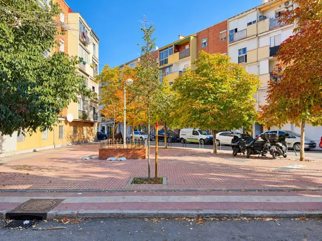Piso de 2 dormitorios con terraza y grandes posibilidades de reforma en Simancas, Madrid — 10