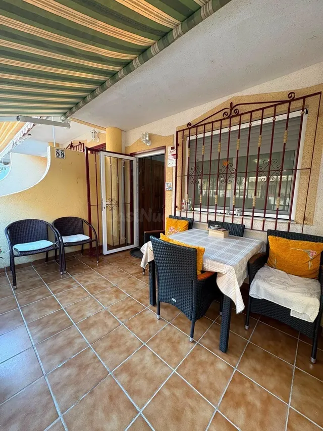 Chalet Adosado de 3 Plantas con Solárium en Playa Flamenca (